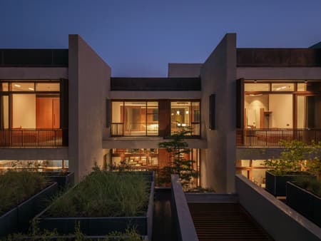The House of Parallel Walls